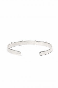 Load image into Gallery viewer, m.a+ thin silver stitched cross silver bangle / AB058 AG (SILVER)