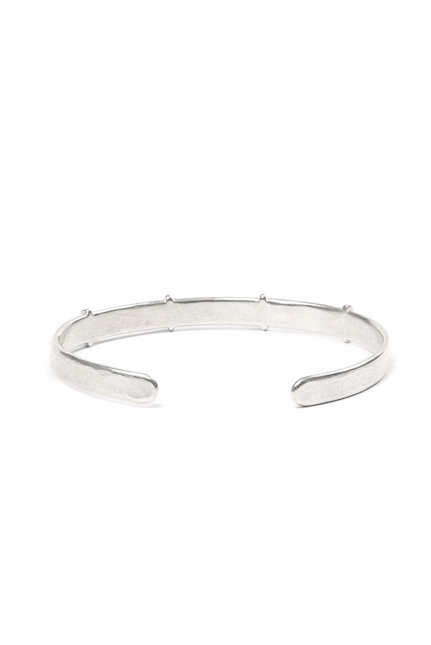 Load image into Gallery viewer, m.a+ thin silver stitched cross silver bangle / AB058 AG (SILVER)