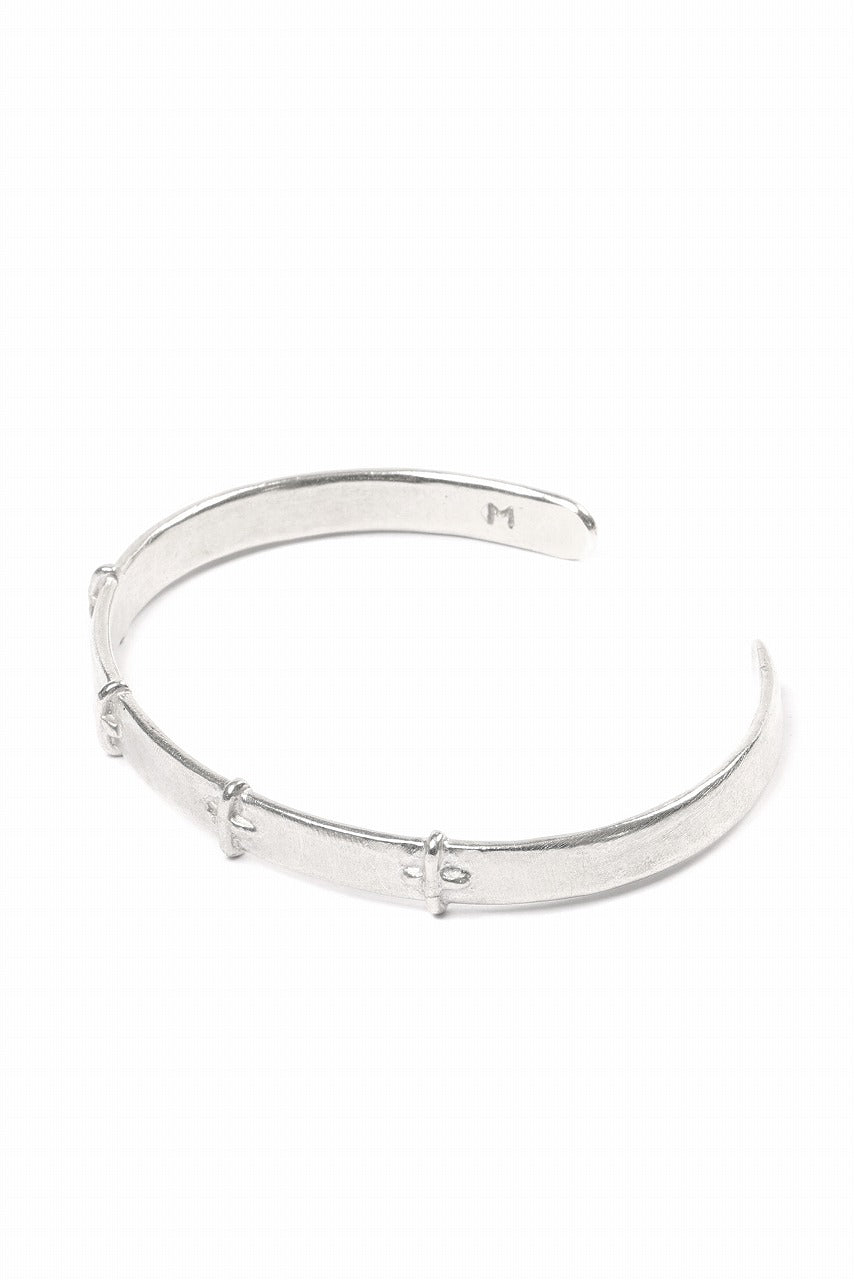 Load image into Gallery viewer, m.a+ thin silver stitched cross silver bangle / AB058 AG (SILVER)