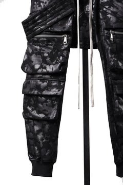 Load image into Gallery viewer, A.F ARTEFACT BELT CARGO SARROUEL JOGGER / MOTTLED COATED SWEAT (BLACK)