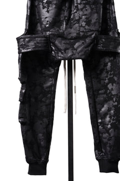 Load image into Gallery viewer, A.F ARTEFACT BELT CARGO SARROUEL JOGGER / MOTTLED COATED SWEAT (BLACK)