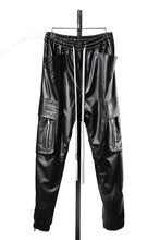 Load image into Gallery viewer, A.F ARTEFACT ZIPPER CARGO PANTS / LUSTROUS COATED WOVEN (BLACK)