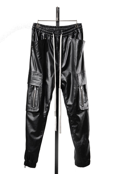 A.F ARTEFACT ZIPPER CARGO PANTS / LUSTROUS COATED WOVEN (BLACK)