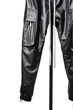 Load image into Gallery viewer, A.F ARTEFACT ZIPPER CARGO PANTS / LUSTROUS COATED WOVEN (BLACK)
