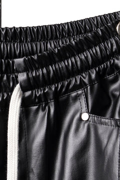 Load image into Gallery viewer, A.F ARTEFACT ZIPPER CARGO PANTS / LUSTROUS COATED WOVEN (BLACK)