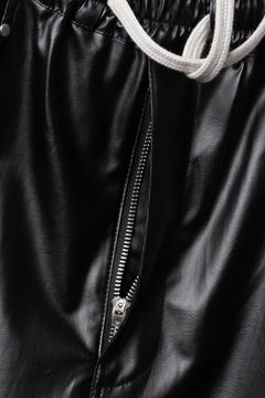 Load image into Gallery viewer, A.F ARTEFACT ZIPPER CARGO PANTS / LUSTROUS COATED WOVEN (BLACK)