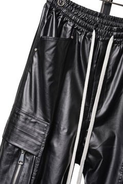 Load image into Gallery viewer, A.F ARTEFACT ZIPPER CARGO PANTS / LUSTROUS COATED WOVEN (BLACK)