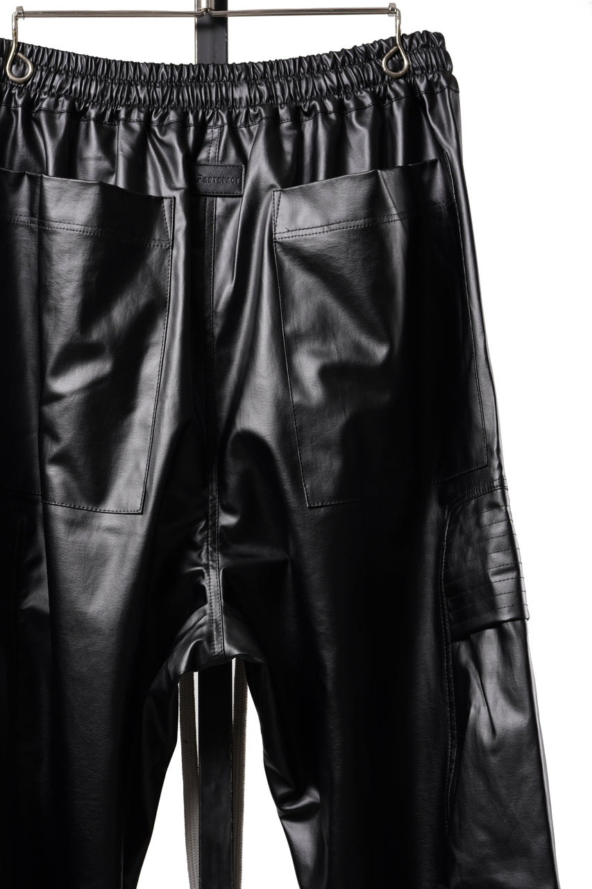 Load image into Gallery viewer, A.F ARTEFACT ZIPPER CARGO PANTS / LUSTROUS COATED WOVEN (BLACK)
