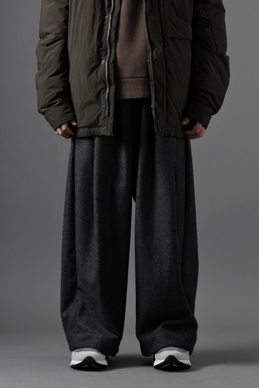 A.F ARTEFACT TUCK WIDE TROUSERS / HERRING BONE WOOL (D.GREY)