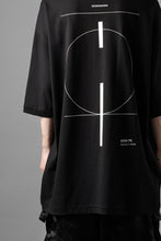 画像をギャラリービューアに読み込む, thom/krom LOOSE FIT BACK PRINT SHORT SLEEVE TEE / LIGHT JERSEY (BLACK)