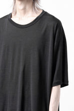 Load image into Gallery viewer, CAPERTICA OVERSIZED S/S TEE / SUPER 120s WASHABLE WOOL JERSEY (DARKNESS)