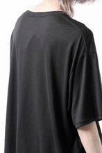 Load image into Gallery viewer, CAPERTICA OVERSIZED S/S TEE / SUPER 120s WASHABLE WOOL JERSEY (DARKNESS)
