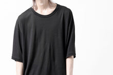 Load image into Gallery viewer, CAPERTICA OVERSIZED S/S TEE / SUPER 120s WASHABLE WOOL JERSEY (DARKNESS)