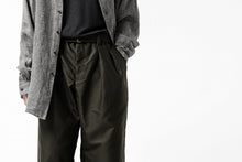 Load image into Gallery viewer, CAPERTICA 2 TUCK WIDE PANTS / GIZA COTTON MOLESKIN (OLIVE DRAB)