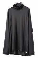 Load image into Gallery viewer, CAPERTICA BINDER TURTLE NECK TOP / SUPER 140s WASHABLE WOOL DC-JERSEY (DARKNESS)