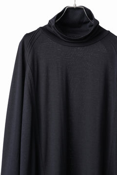 Load image into Gallery viewer, CAPERTICA BINDER TURTLE NECK TOP / SUPER 140s WASHABLE WOOL DC-JERSEY (MID NIGHT)