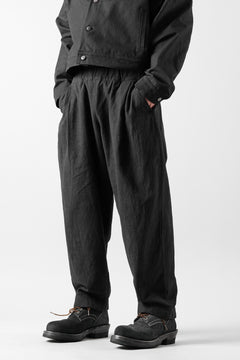 Load image into Gallery viewer, CAPERTICA PEGTOP EASY PANTS / RAMIE COTTON CANVAS (BURNED BLACK)