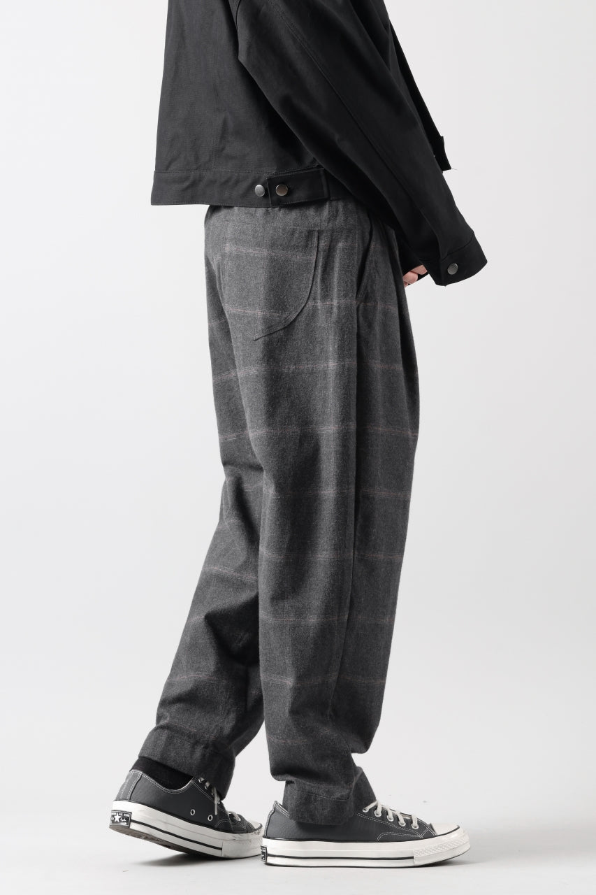 Load image into Gallery viewer, CAPERTICA PEGTOP EASY PANTS / DARK MELANGE CHECK FLANNEL (CHARCOAL)