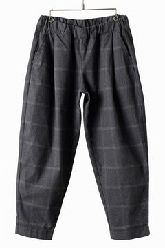 Load image into Gallery viewer, CAPERTICA PEGTOP EASY PANTS / DARK MELANGE CHECK FLANNEL (CHARCOAL)