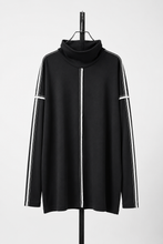 画像をギャラリービューアに読み込む, OBLADI HIGH NECK DROP SHOULDER T-SHIRT WITH BEIGE OVERLOCK STITCHING (BLACK)