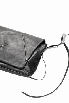 Load image into Gallery viewer, werkschwarz exclusive FLAP BAG 43w / PULL UP COW LEATHER (BLACK)