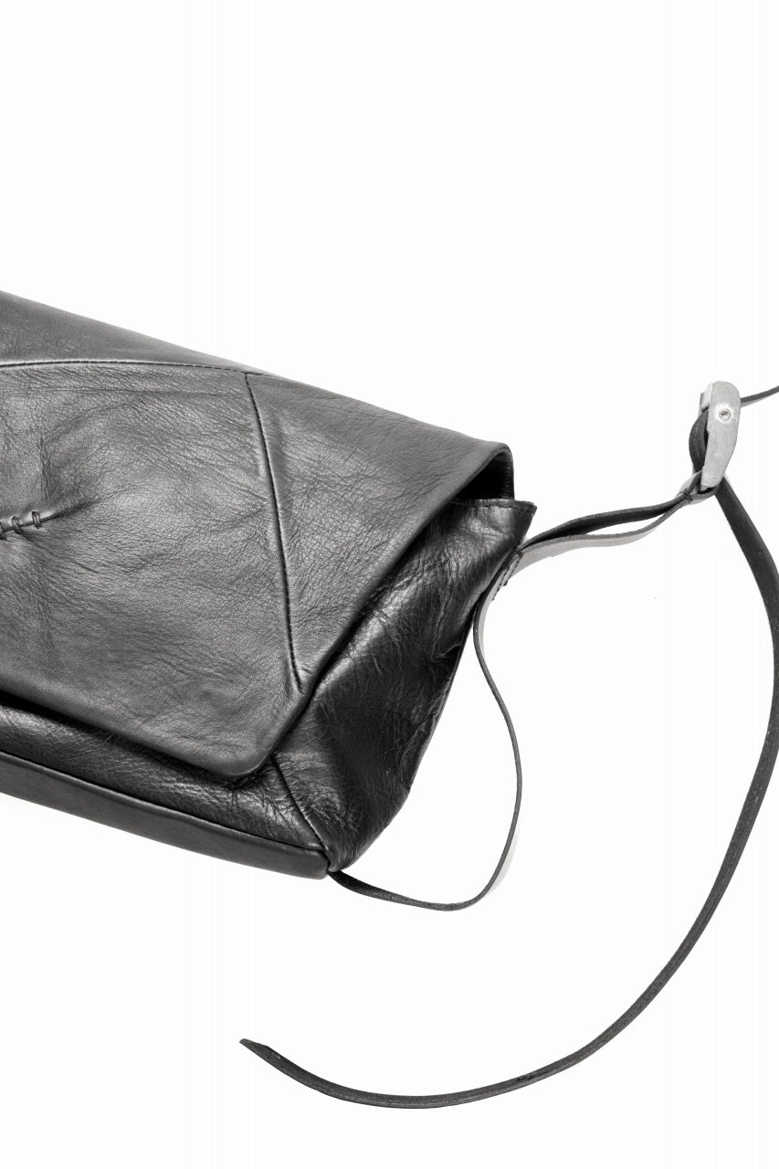 Load image into Gallery viewer, werkschwarz exclusive FLAP BAG 43w / PULL UP COW LEATHER (BLACK)
