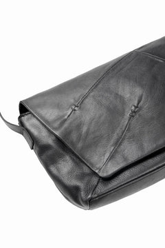 Load image into Gallery viewer, werkschwarz exclusive FLAP BAG 43w / PULL UP COW LEATHER (BLACK)