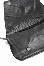 Load image into Gallery viewer, werkschwarz exclusive FLAP BAG 43w / PULL UP COW LEATHER (BLACK)