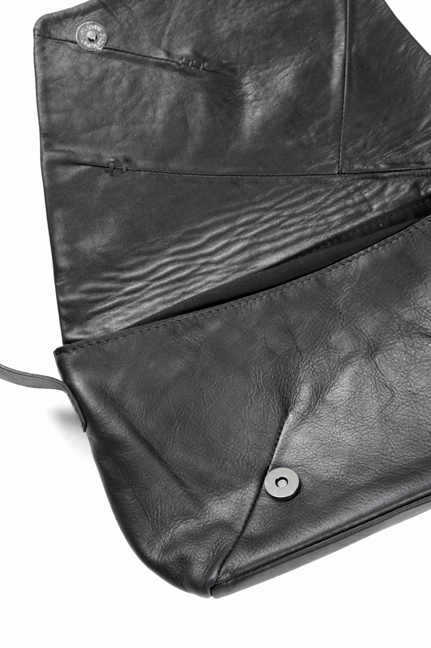 Load image into Gallery viewer, werkschwarz exclusive FLAP BAG 43w / PULL UP COW LEATHER (BLACK)