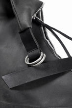 Load image into Gallery viewer, werkschwarz exclusive CROSS BAG 42w / PULL UP COW LEATHER (BLACK)