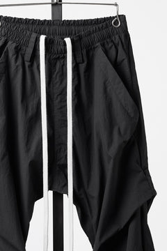 画像をギャラリービューアに読み込む, A.F ARTEFACT TUCK BAGGY PANTS / TYPEWRITER COTTON CLOTH (BLACK)