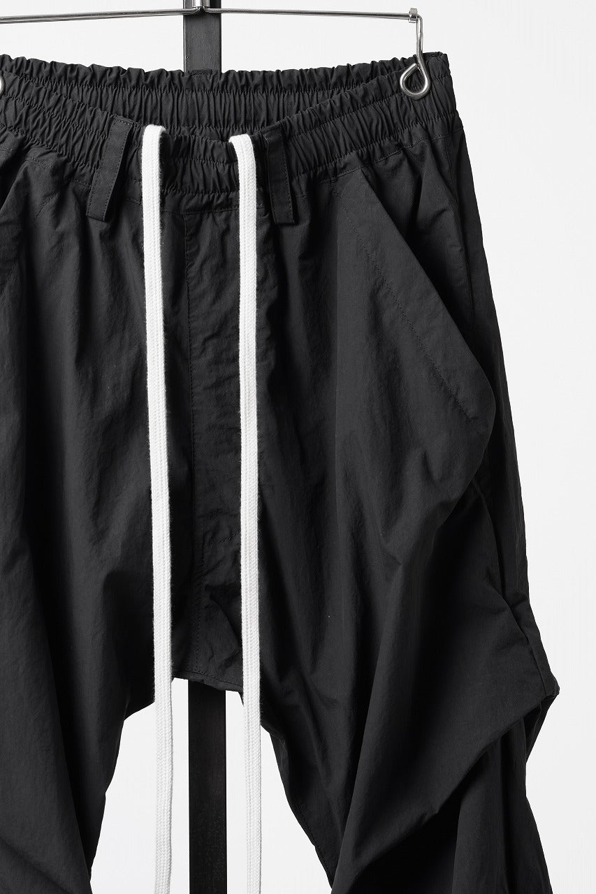 画像をギャラリービューアに読み込む, A.F ARTEFACT TUCK BAGGY PANTS / TYPEWRITER COTTON CLOTH (BLACK)