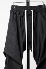 画像をギャラリービューアに読み込む, A.F ARTEFACT TUCK BAGGY PANTS / TYPEWRITER COTTON CLOTH (BLACK)