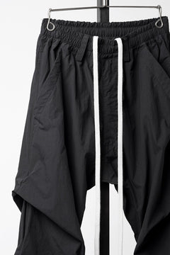 画像をギャラリービューアに読み込む, A.F ARTEFACT TUCK BAGGY PANTS / TYPEWRITER COTTON CLOTH (BLACK)