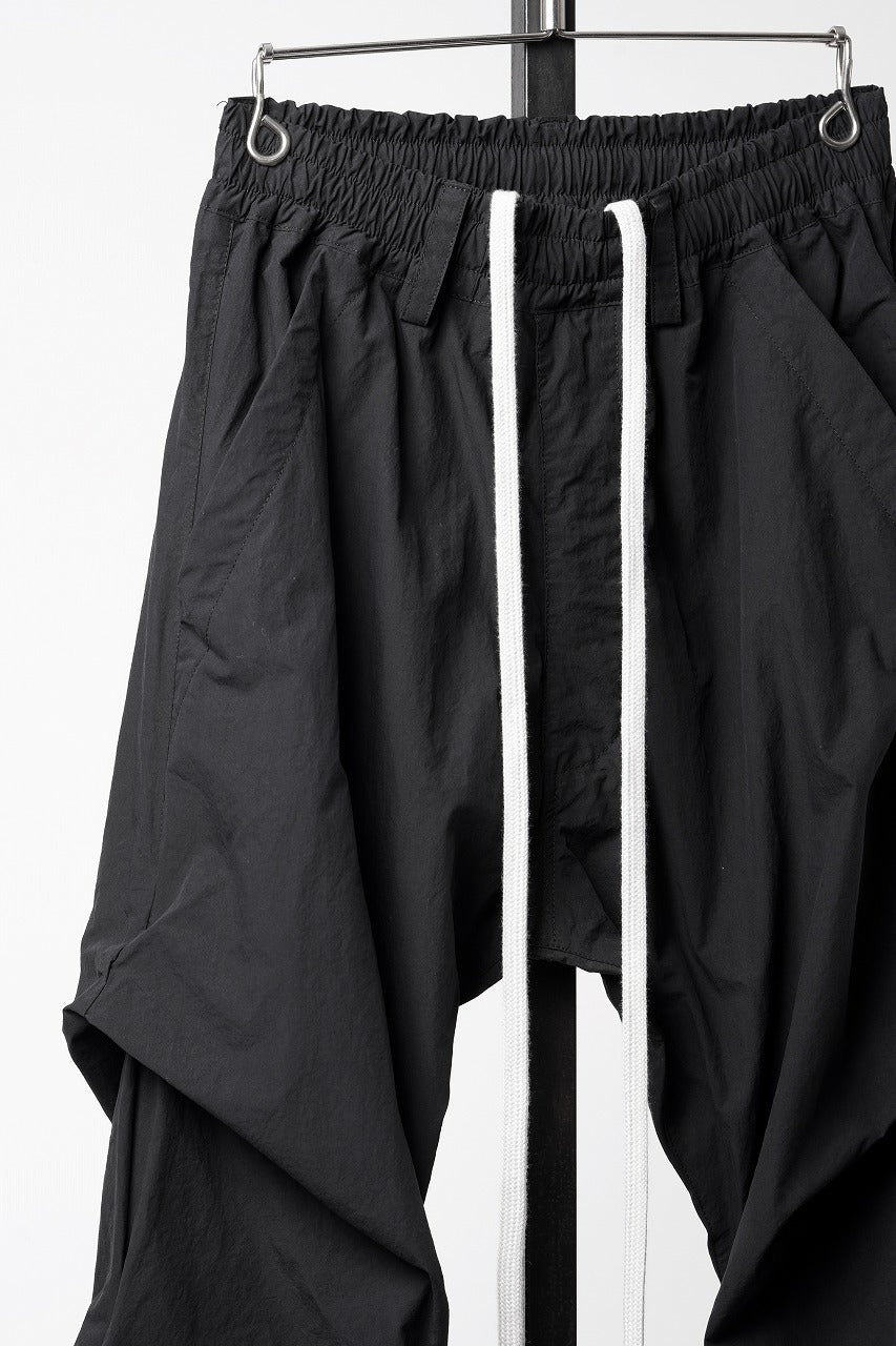 画像をギャラリービューアに読み込む, A.F ARTEFACT TUCK BAGGY PANTS / TYPEWRITER COTTON CLOTH (BLACK)
