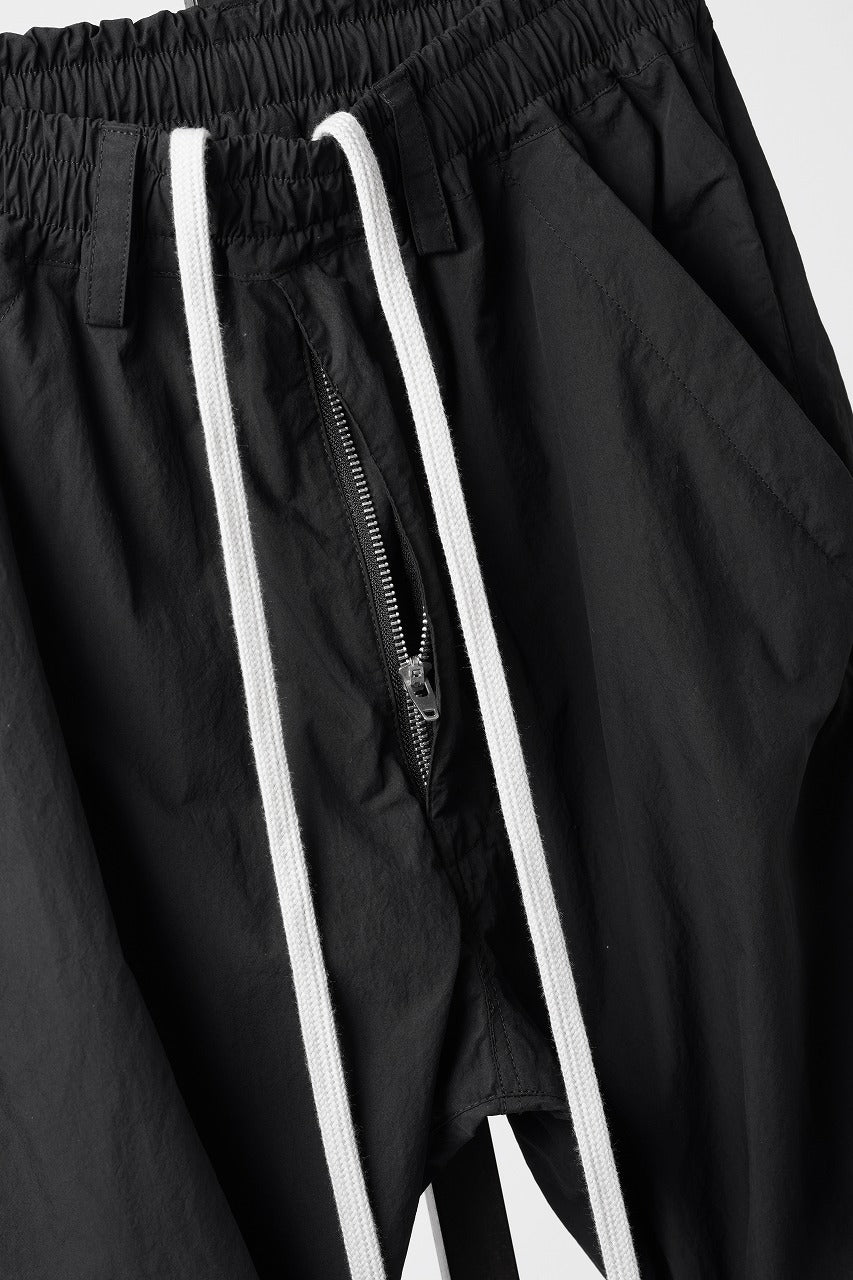 画像をギャラリービューアに読み込む, A.F ARTEFACT TUCK BAGGY PANTS / TYPEWRITER COTTON CLOTH (BLACK)