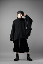 Load image into Gallery viewer, KLASICA WEARABLE BIG STOLE PONCHO / SHETLAND WOOL AMUNZEN (CARBON)