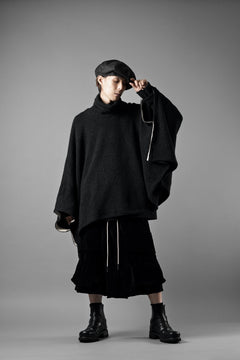 Load image into Gallery viewer, KLASICA WEARABLE BIG STOLE PONCHO / SHETLAND WOOL AMUNZEN (CARBON)