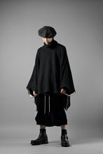 Load image into Gallery viewer, KLASICA WEARABLE BIG STOLE PONCHO / SHETLAND WOOL AMUNZEN (CARBON)