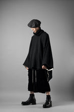 Load image into Gallery viewer, KLASICA WEARABLE BIG STOLE PONCHO / SHETLAND WOOL AMUNZEN (CARBON)