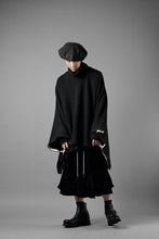 Load image into Gallery viewer, KLASICA WEARABLE BIG STOLE PONCHO / SHETLAND WOOL AMUNZEN (CARBON)