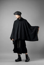 Load image into Gallery viewer, KLASICA WEARABLE BIG STOLE PONCHO / SHETLAND WOOL AMUNZEN (CARBON)