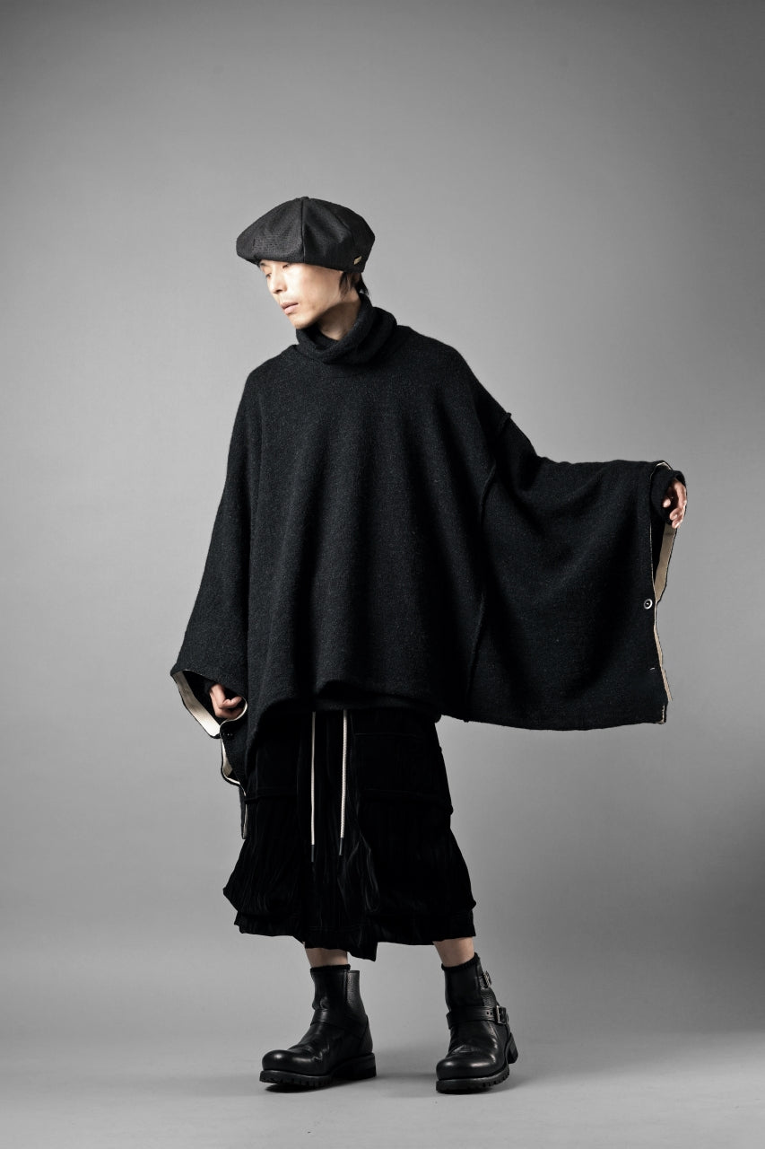 Load image into Gallery viewer, KLASICA WEARABLE BIG STOLE PONCHO / SHETLAND WOOL AMUNZEN (CARBON)