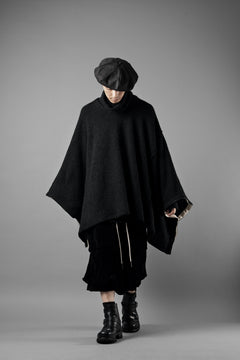 Load image into Gallery viewer, KLASICA WEARABLE BIG STOLE PONCHO / SHETLAND WOOL AMUNZEN (CARBON)