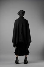 Load image into Gallery viewer, KLASICA WEARABLE BIG STOLE PONCHO / SHETLAND WOOL AMUNZEN (CARBON)