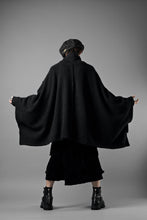 Load image into Gallery viewer, KLASICA WEARABLE BIG STOLE PONCHO / SHETLAND WOOL AMUNZEN (CARBON)