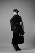 Load image into Gallery viewer, KLASICA WEARABLE BIG STOLE PONCHO / SHETLAND WOOL AMUNZEN (CARBON)