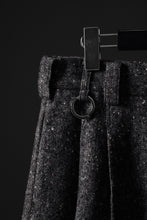 画像をギャラリービューアに読み込む, TARO HORIUCHI / th products Extra Volumed Tapered Trousers / Bishu Nep Tweed (grey)