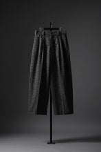 画像をギャラリービューアに読み込む, TARO HORIUCHI / th products Extra Volumed Tapered Trousers / Bishu Nep Tweed (grey)