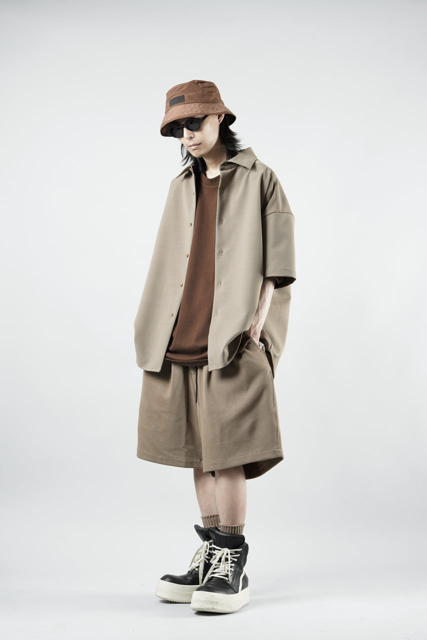 Load image into Gallery viewer, N/07 2 TUCKS EASY SHORTS / RIBBED CARDBOARD KNIT JERSEY (SAND)